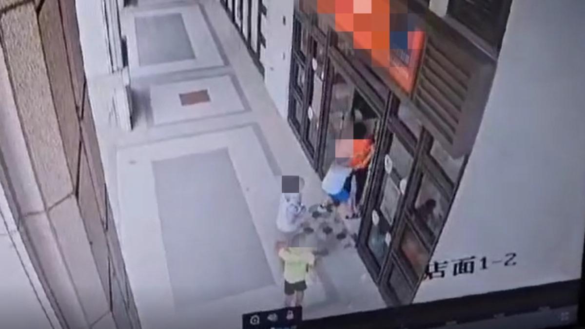 有其他家長經過,還持續強拉男童。(圖/議員蔡惠婷提供)