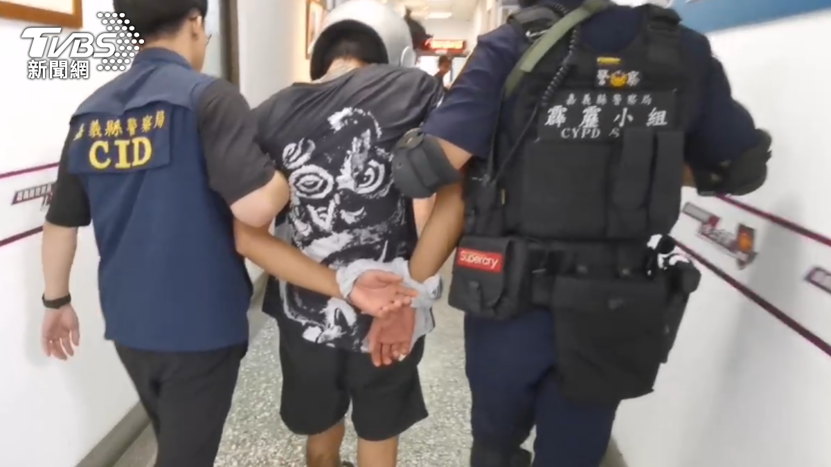 現場有武裝特警戒備,脫逃的曾嫌腳上還被銬上腳銬。(圖/TVBS)