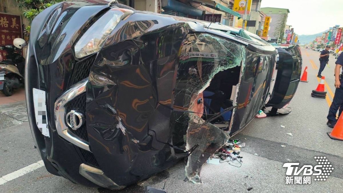 恍神?宜蘭小客車沿路撞「多車慘遭殃」 駕駛腦震盪送醫