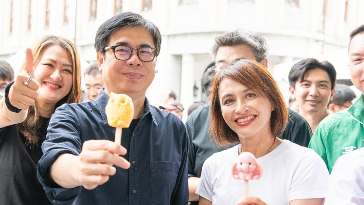 陳其邁(前左)與邱議瑩(前右)交情甚篤。(圖/翻攝自登真-邱議瑩臉書)