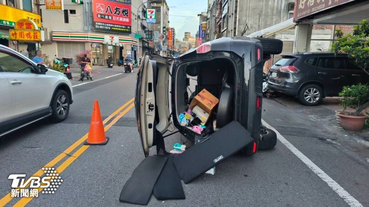 後車箱貨物全散落一地。(圖/TVBS)