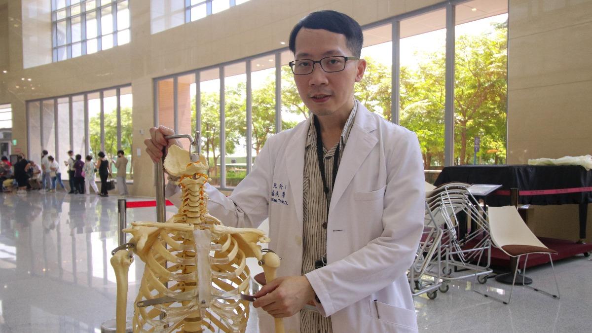 少女「乳房大小不一、胸部內凹」超自卑 醫揪禍首嚴重恐壓迫心肺