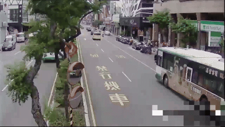 有片／驚險影像曝！蘆洲公車「酒駕」撞分隔島　害1乘客受傷