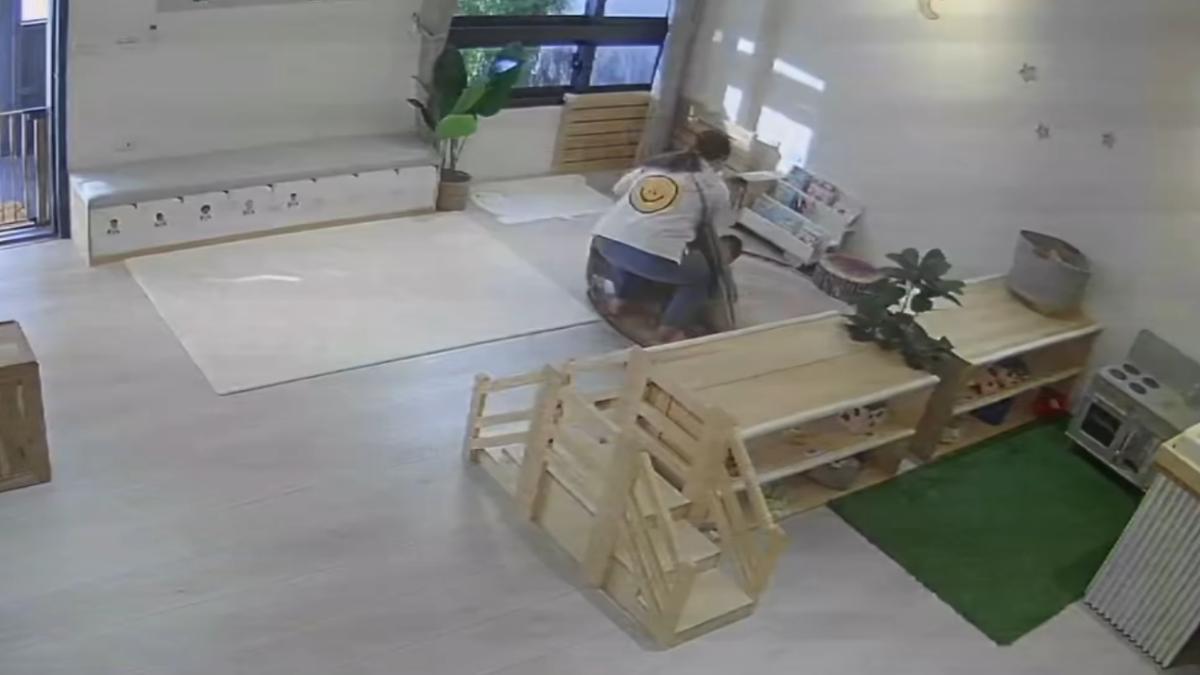 托嬰中心老師蹲地保護兩個小孩。(圖/Threads網友授權)