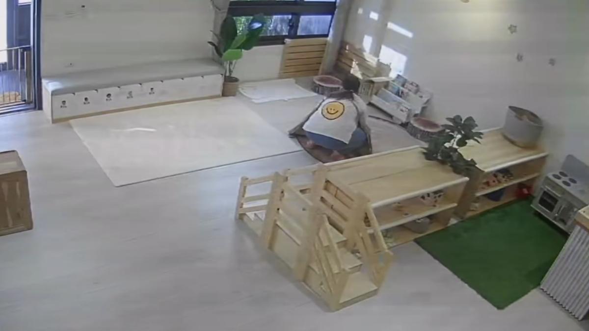 托嬰中心老師維持同樣姿勢直到地震結束。(圖/Threads網友授權)