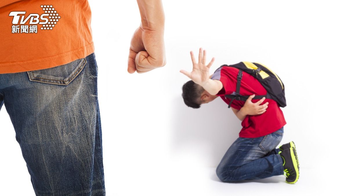 受欺負的新生在辦理轉學時，竟被10名學長痛毆。（示意圖／達志影像shutterstock）