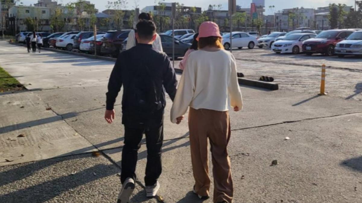王瞳懷念艾成（左）的背影。（圖／翻攝自IG）