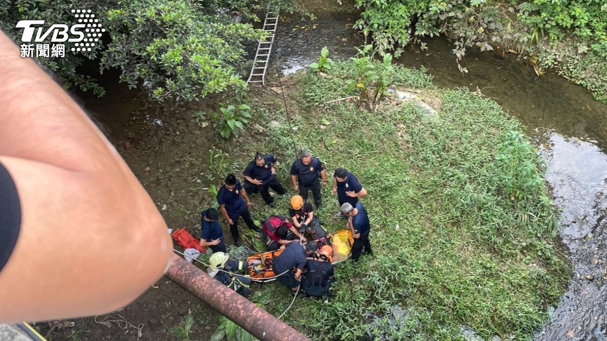 快訊／疑恍神自撞！鶯歌男大生跌落6米橋下　警消吊掛救援