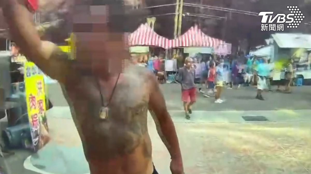 有片/通霄海水浴場亂騷擾!刺青醉男襲胸遊客 失控踹警下場慘