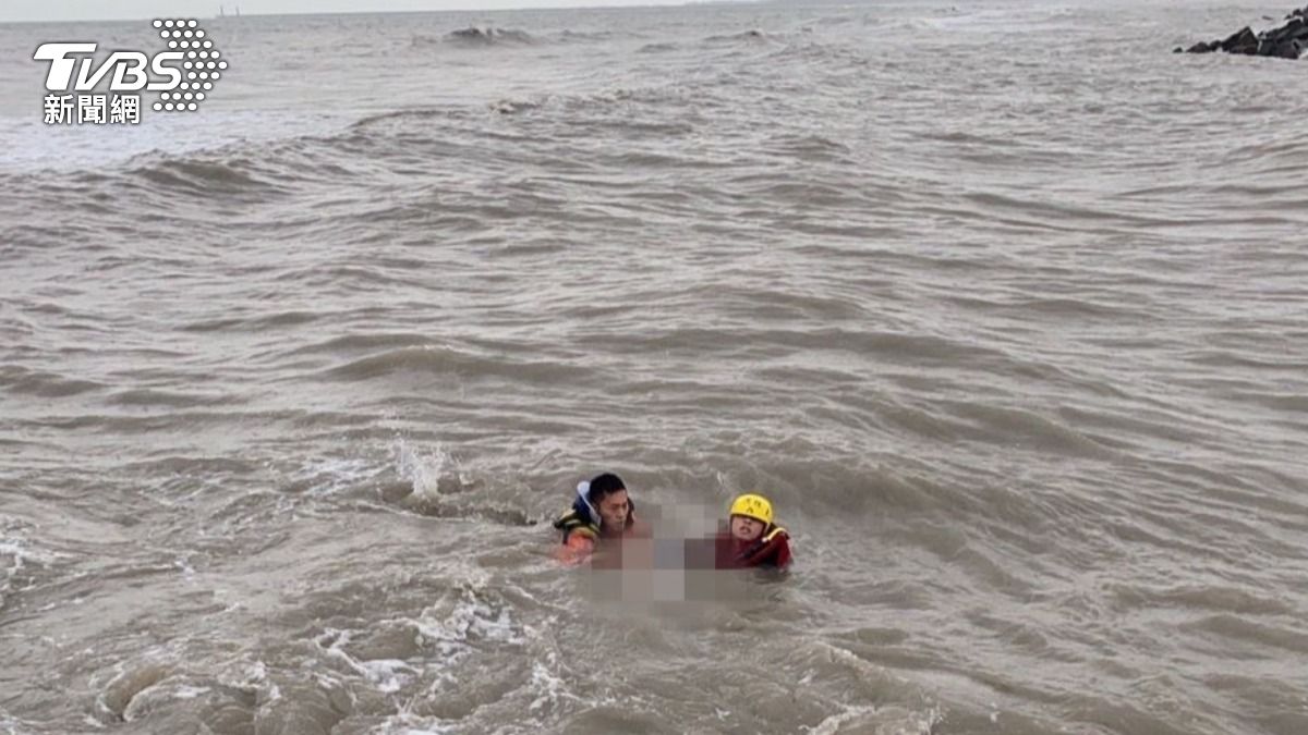 台南黃金海岸1女溺水！　消防救上岸「已無生命跡象」急送醫
