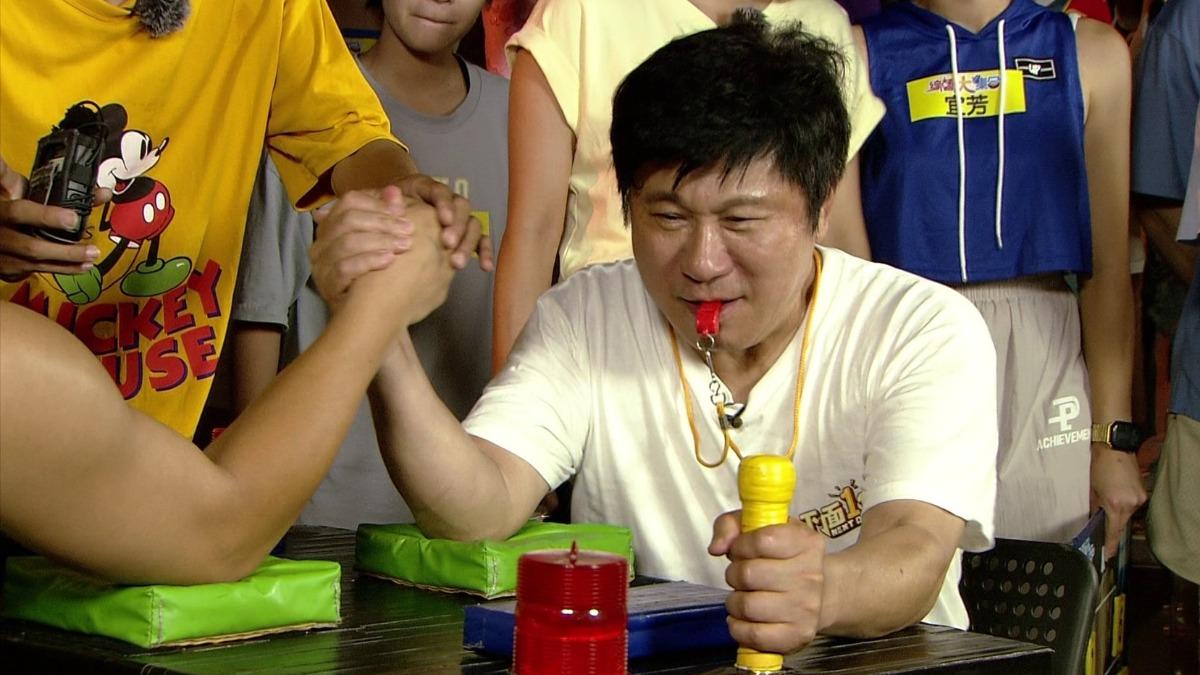 胡瓜挑戰比腕力。（圖／民視提供）
