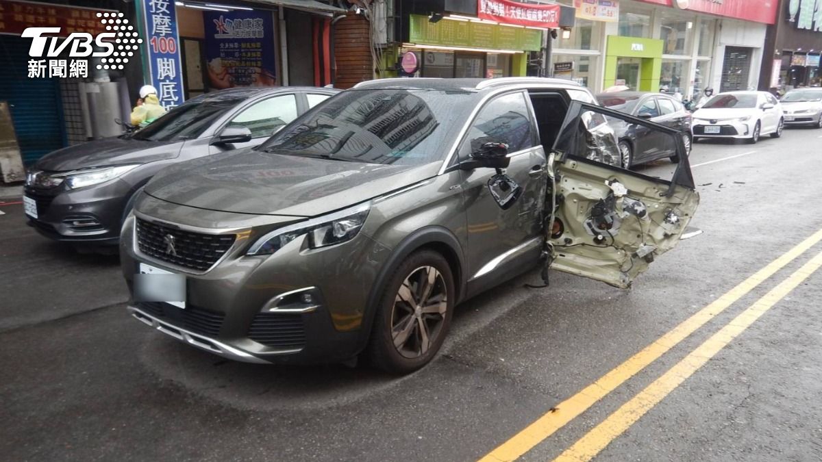 有片/台中逢甲商圈驚悚車禍!吊車逆向猛撞休旅車 一家四口全嚇壞