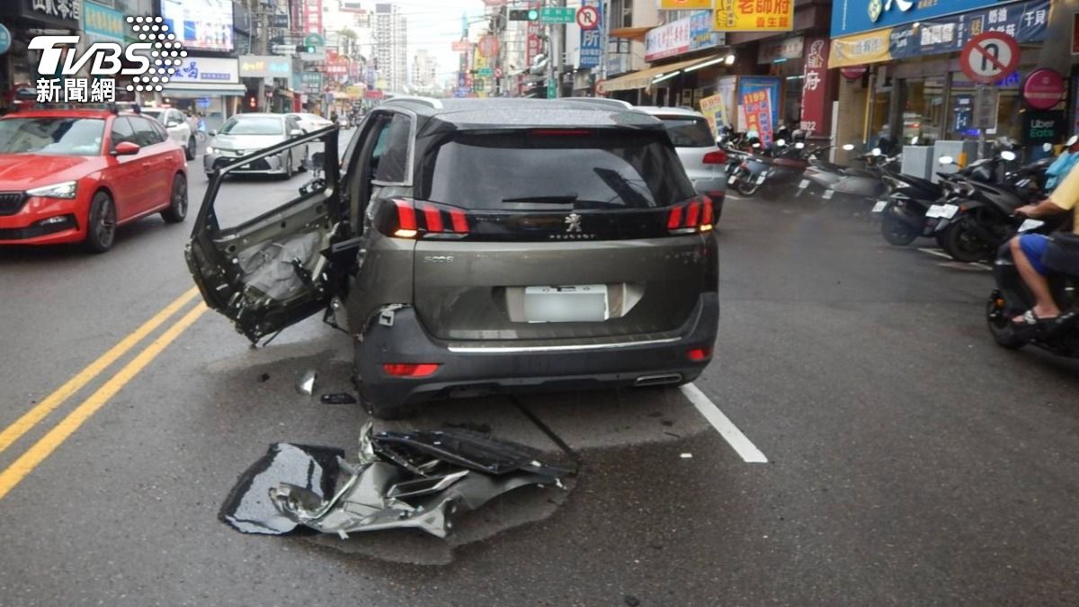 吳男左側車身撞損,車門更是支離破碎。(圖/TVBS)