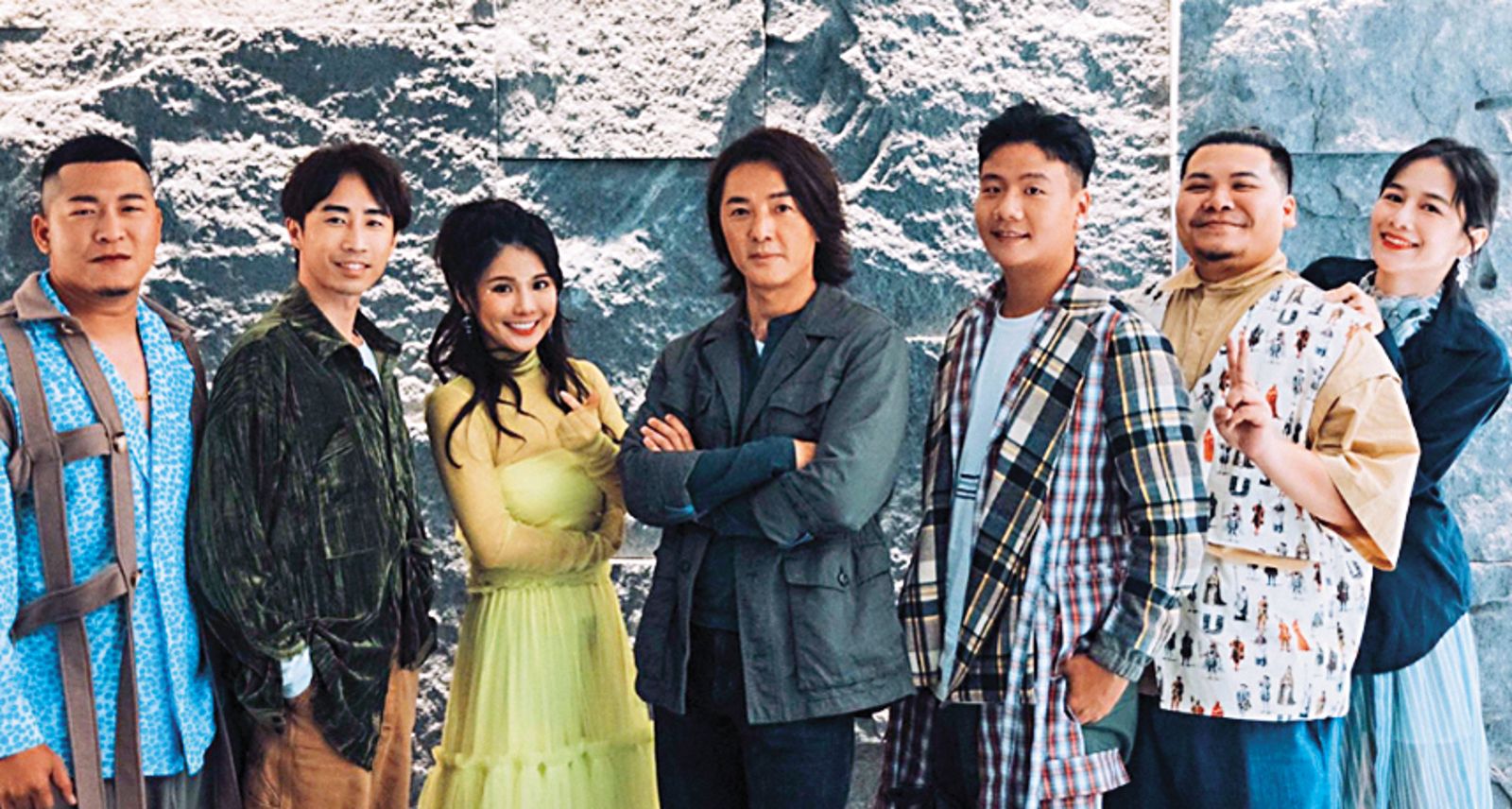 草爺(左起)客串戲劇《百萬人推理》演出,與杰哥、琳妲、鄭伊健、阿翰、鐵牛、千千合影。(百聿數碼提供)