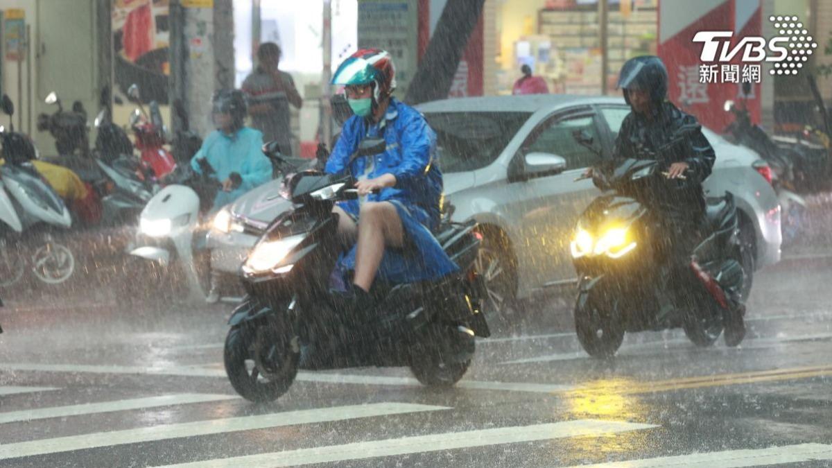 天氣/雨彈升級!大雷雨轟雙北 13縣市豪大雨特報下到晚上