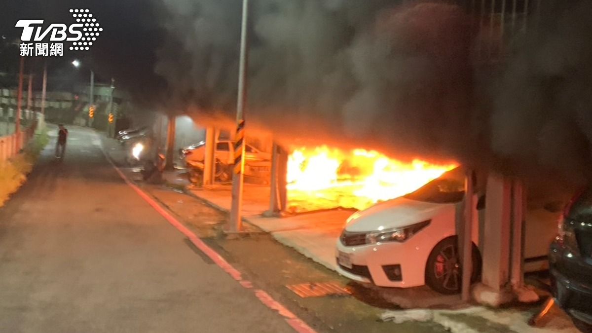 鬼月惡火狂燒!台南宮廟停車場陷火海 「金紙助燃」7車遭焚毀