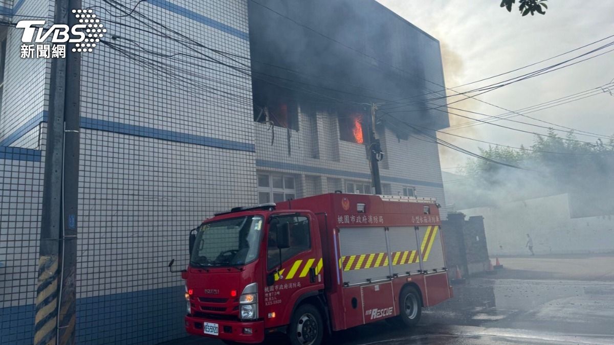 快訊／桃園印刷廠大火！實驗室物品狂燒　急出動51人救援
