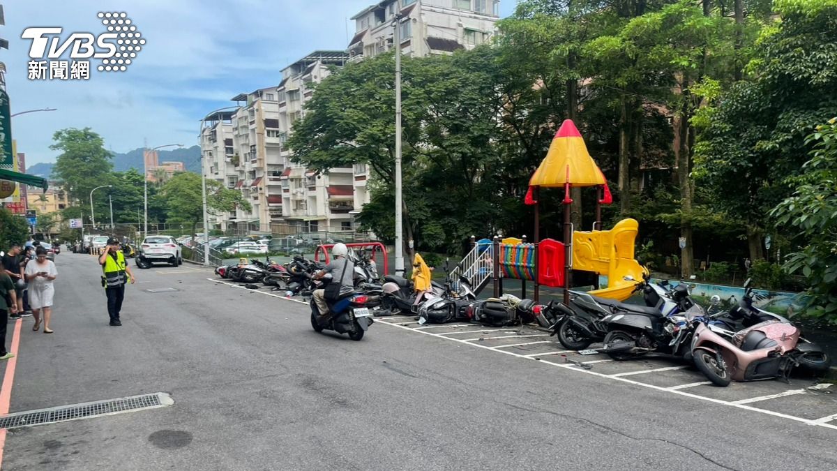 新店7旬嬤開車突失控暴衝 「保齡球式」沿路撞25機車1汽車