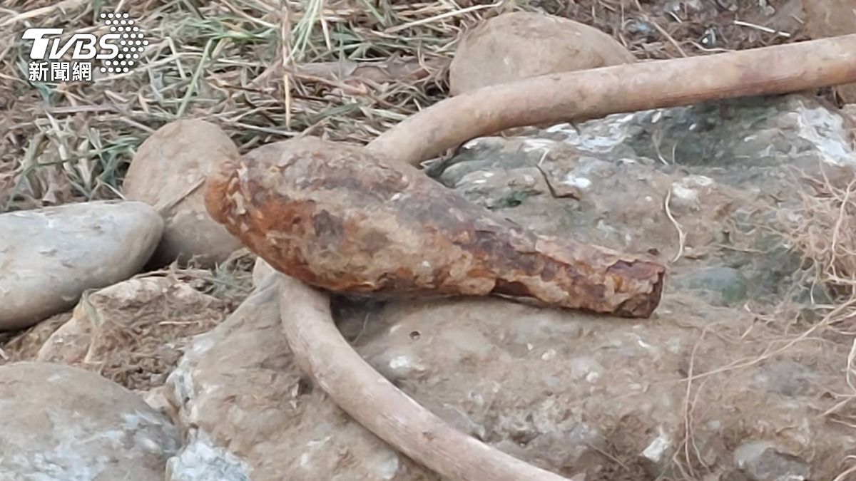 桃園驚見未爆彈!「迫砲彈體」躺南崁溪邊 陸軍帶回調查