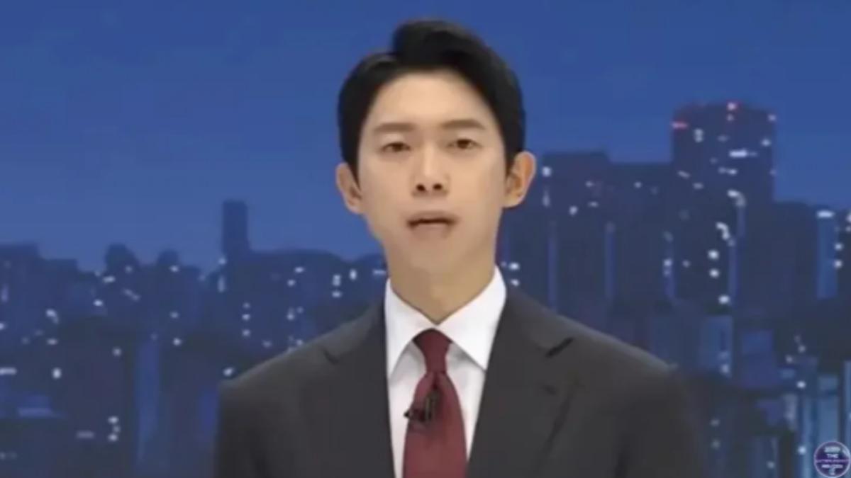 JBTC新聞台主播在電視上公開致歉,表示騎乘電動車的監視器畫面並非Suga。(圖/JBTC News YouTube)