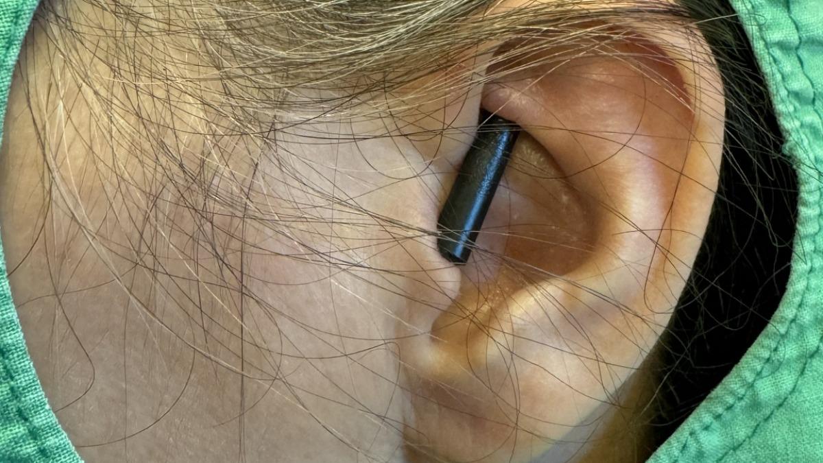 驚悚!女家中跌倒撞到餐桌 「木筷插進耳朵」深入頭皮