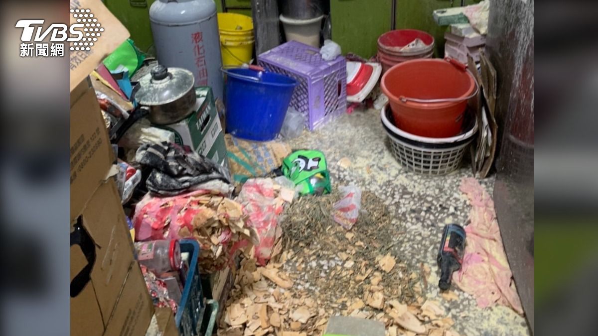 起火點位在一樓廚房，因瓦斯桶爆炸導致內部一片凌亂。（圖／TVBS）