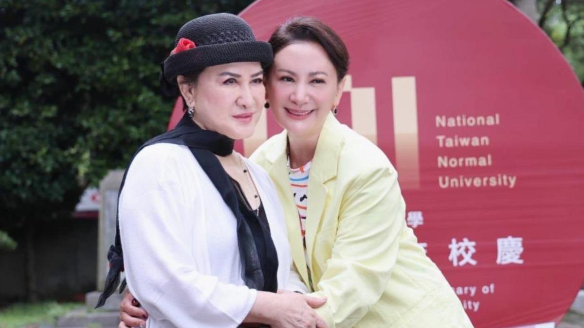 楊麗花(左)用偶像亞蘭德倫的名字幫陳亞蘭取名。(圖/陳亞蘭提供)