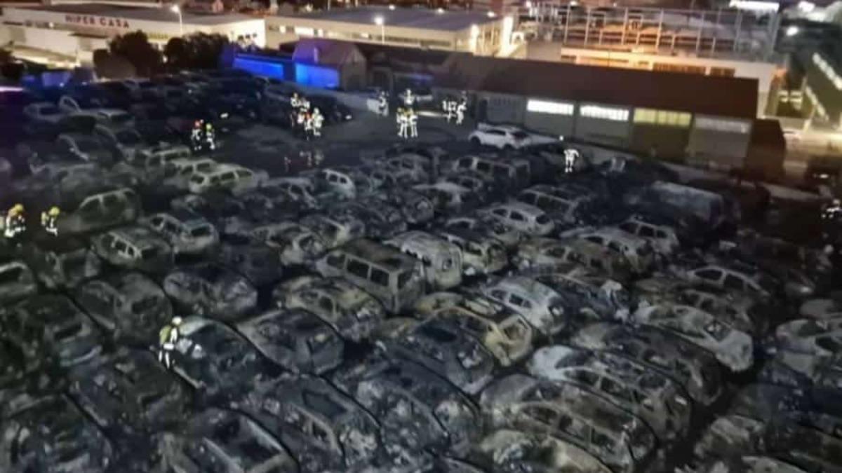 這起火災導致超過200輛車被毀，估計損失金額達數百萬歐元。（圖／翻攝自Lusa）