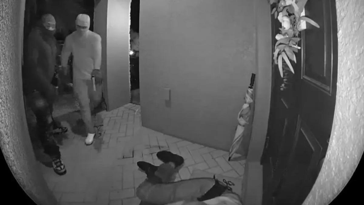 金的男友雙腳中彈、倒在地上。(圖/翻攝自FOX 13 Tampa Bay)