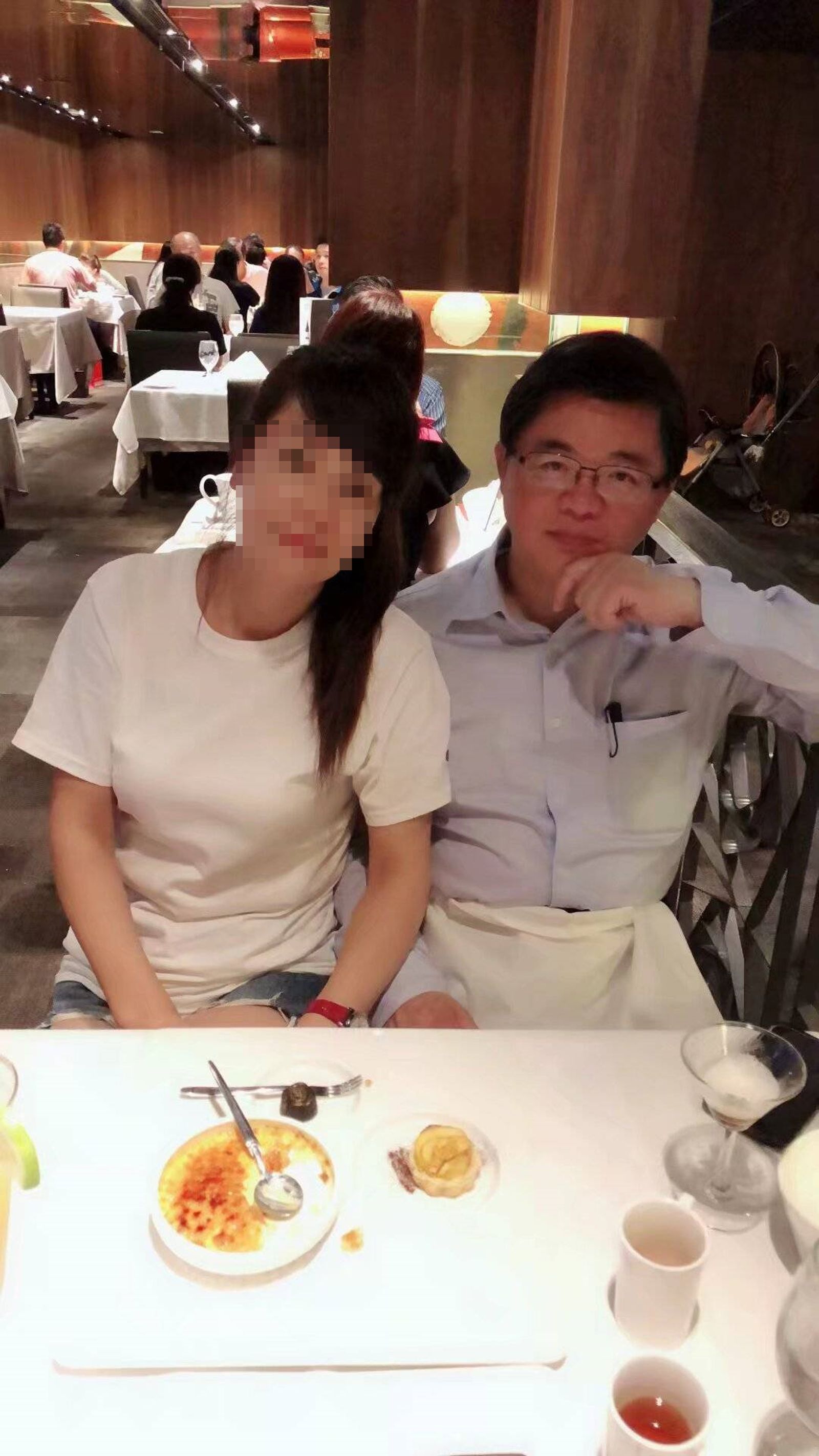 網友po文表示李孟諺(右)常帶張女進出高檔餐廳,甚至在公開場合也毫不避嫌、親密合照。(圖/翻攝自ptt)