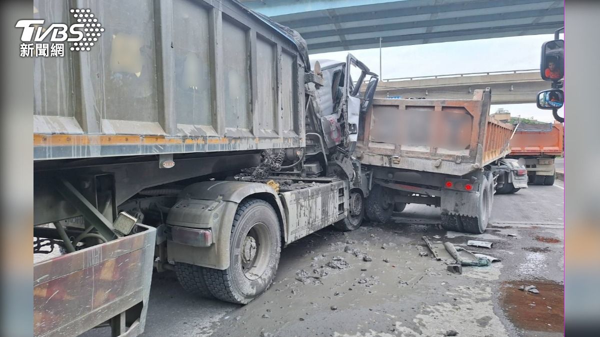 快訊／連撞4車！台64砂石車下匝道猛撞　運將夾困車內獲救