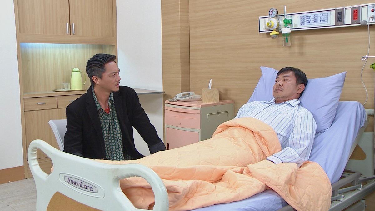 江俊翰(右)回鍋八點檔身形大一號。(圖/民視提供)