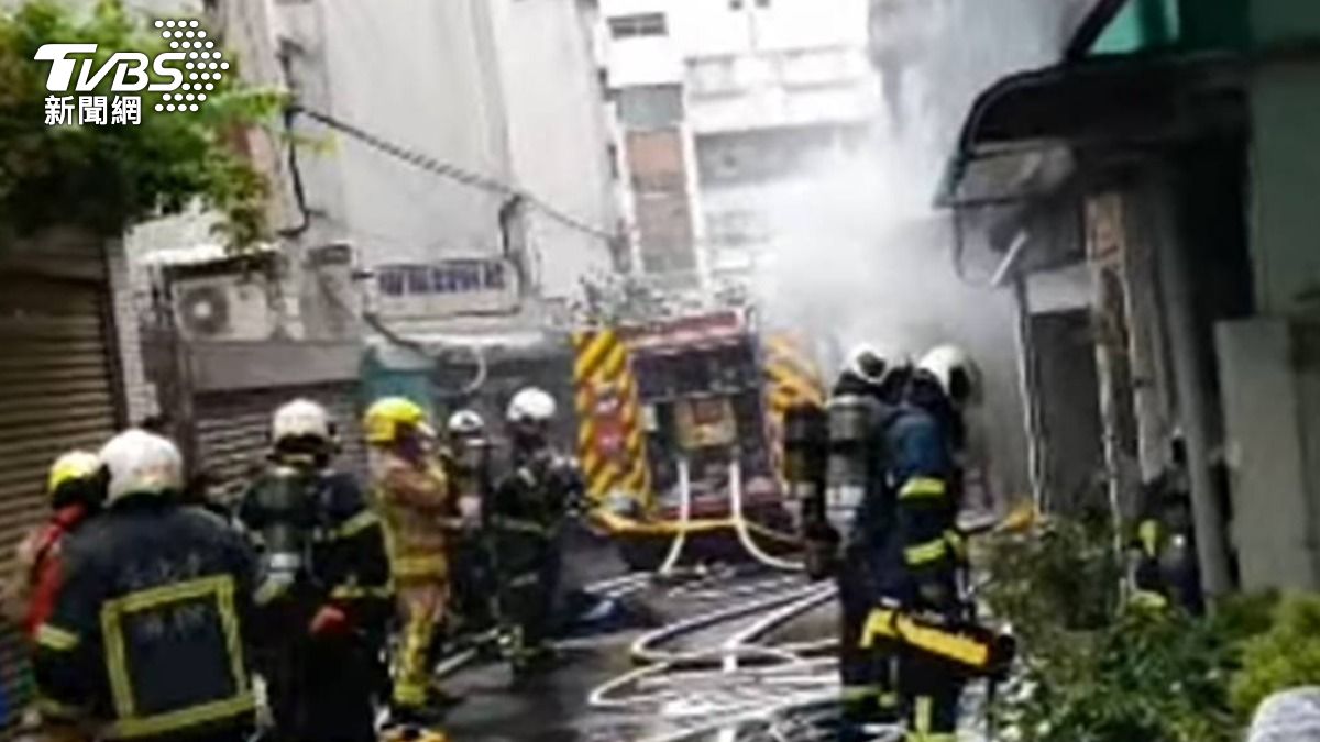 快訊／北市內湖火警！住宅B1濃煙狂竄　燒毀1機車