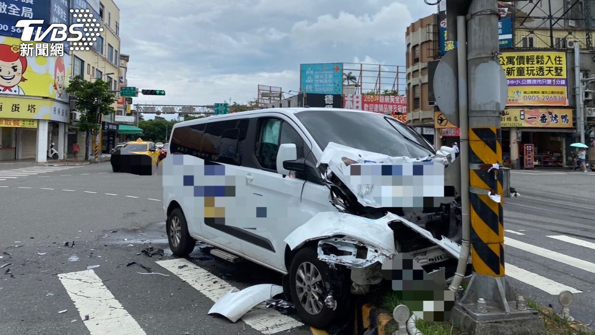 有片/宜蘭5車連環撞!身障復康巴士衝分隔島 撞擊瞬間曝光