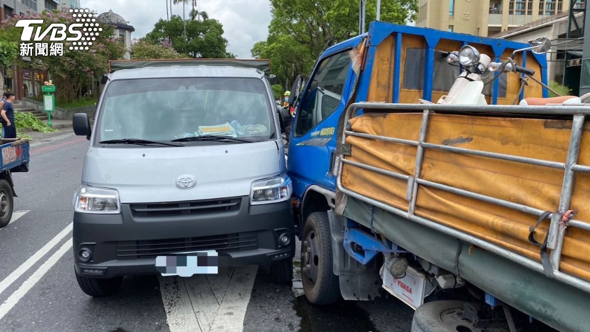 藍色貨車波及到路邊2車輛。(圖/TVBS)