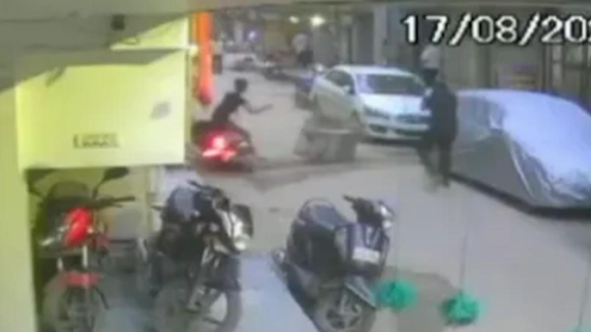 除了被砸死的18歲少年,他17歲的友人也身受重傷。(圖/翻攝自X@ndtv)