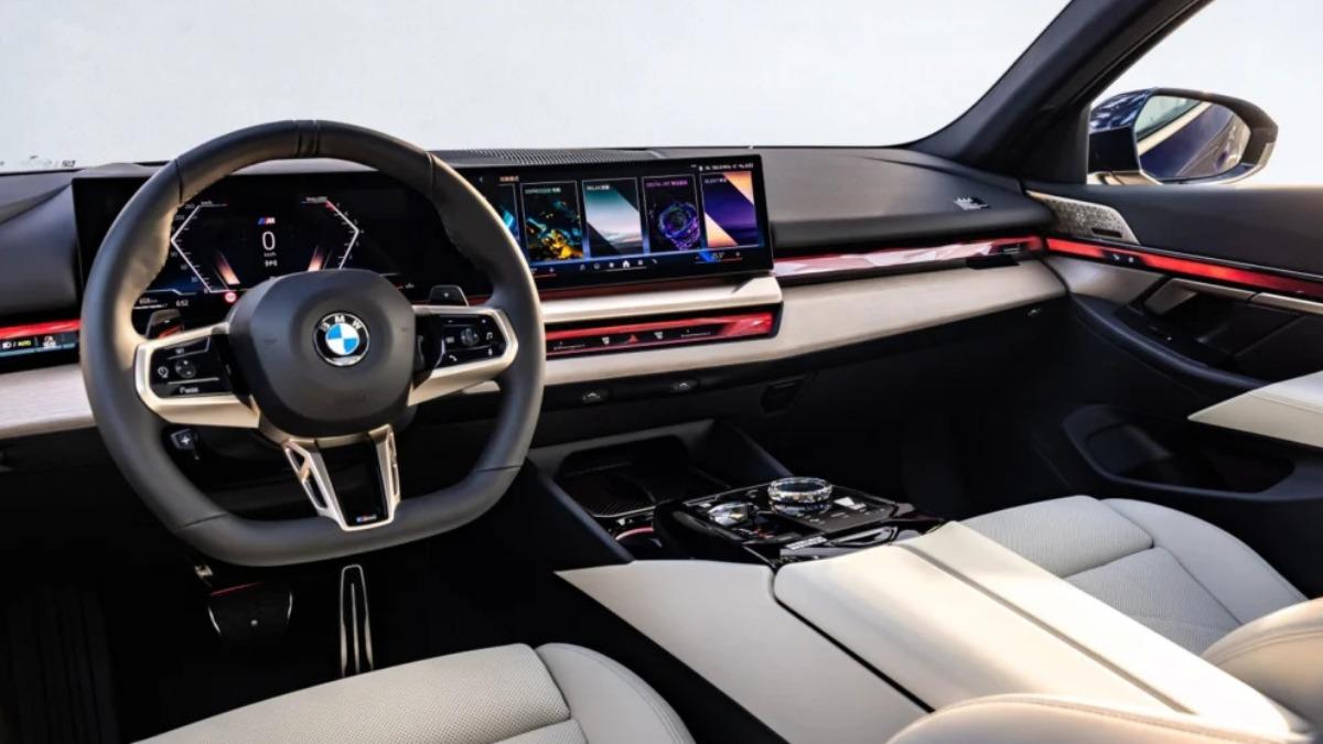 扮演5系列房車燃油動力旗艦的530i M Sport同樣配備BMW環繞光幕。(圖/BMW)