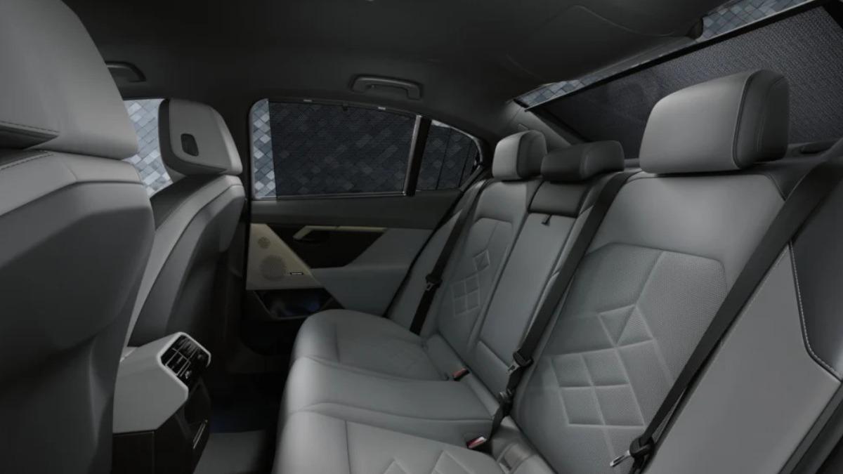 後窗與後擋遮陽簾為530i M Sport標準配備。(圖/BMW)