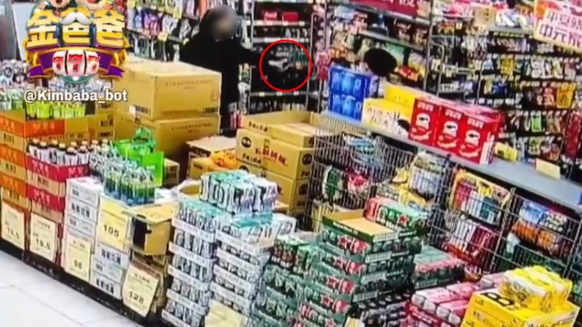 有片/賣場內邊逛邊吃!台中男不滿遭勸離 朝店員猛噴辣椒水