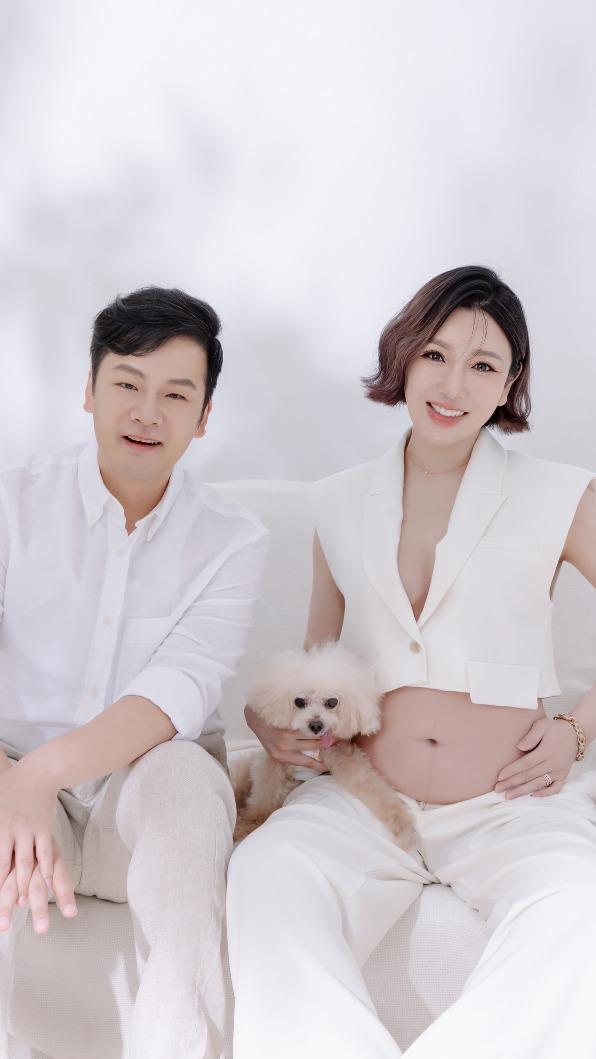 林可唯(右)幸福曬孕肚。(圖/艾微芙x林可唯提供)