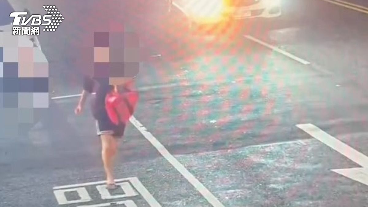 警方根據監視器鎖定涉案犯嫌。(圖/TVBS)