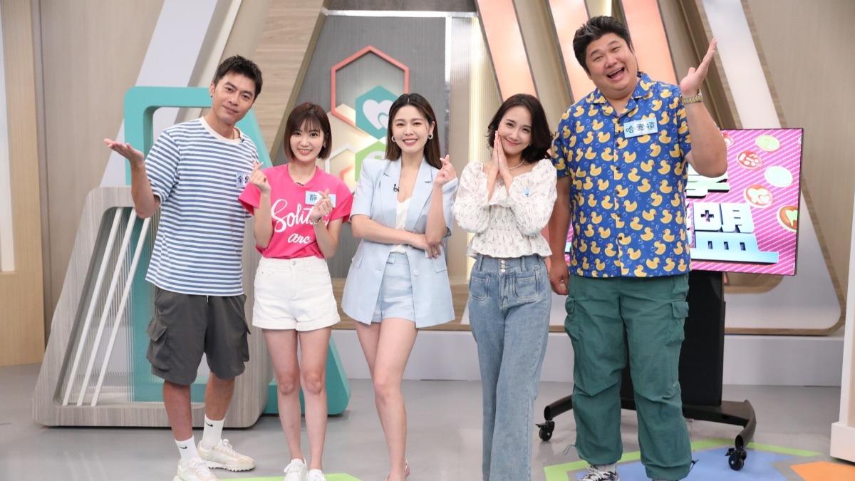 余思達(左起)、靜香、白家綺、何妤玟、哈孝遠進棚錄影。(圖/民視提供)