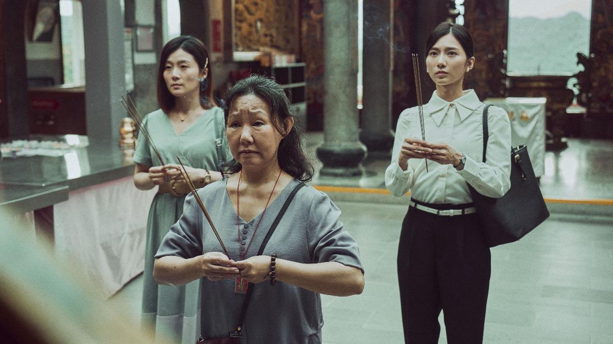 楊小黎(左起)、呂雪鳳、蔡黃汝到廟裡拜拜。(圖/華視、公視台語台提供)
