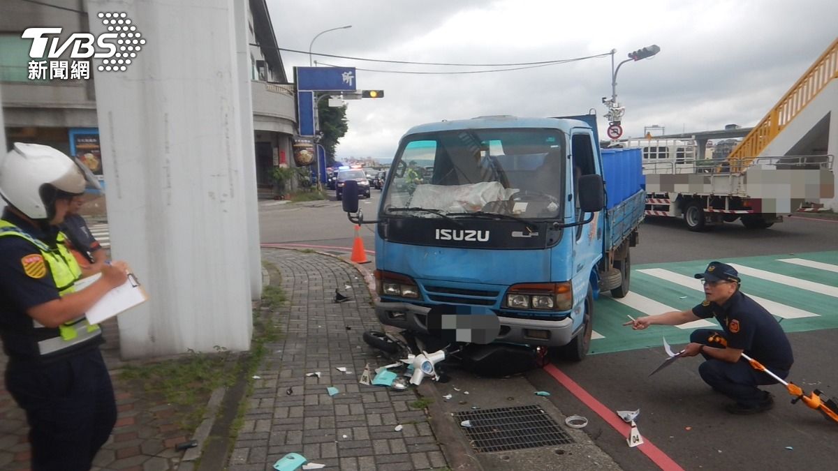 有片/台中大里嚴重車禍!8旬翁對撞貨車慘死 2路人遭波及掛彩
