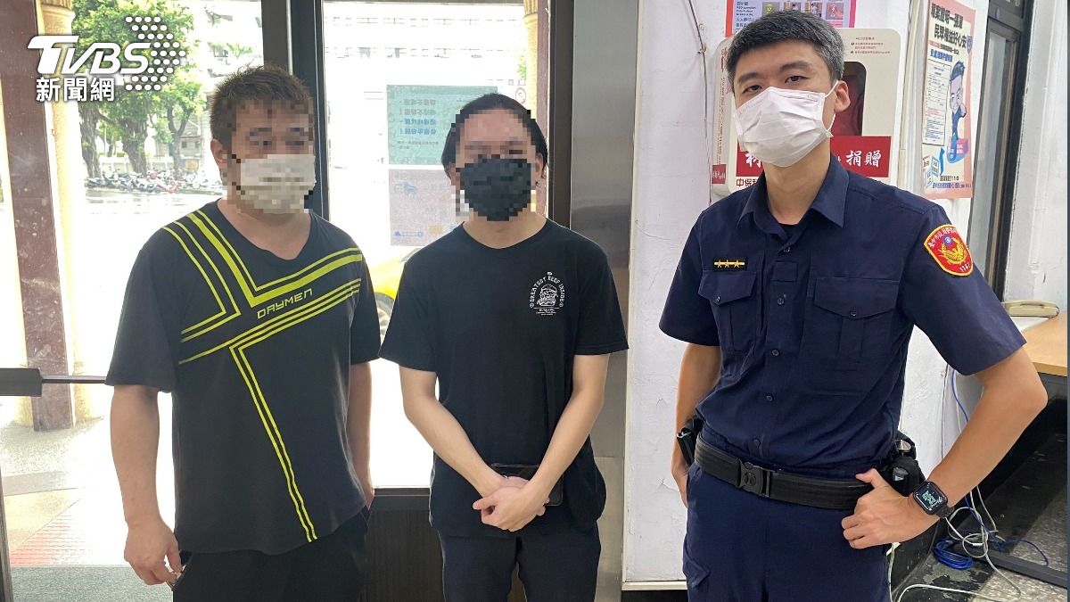 溫男下車時沒有仔細檢查,將耳機、鑰匙、提款卡跟居留證等物品,全都放在車上。(圖/TVBS)