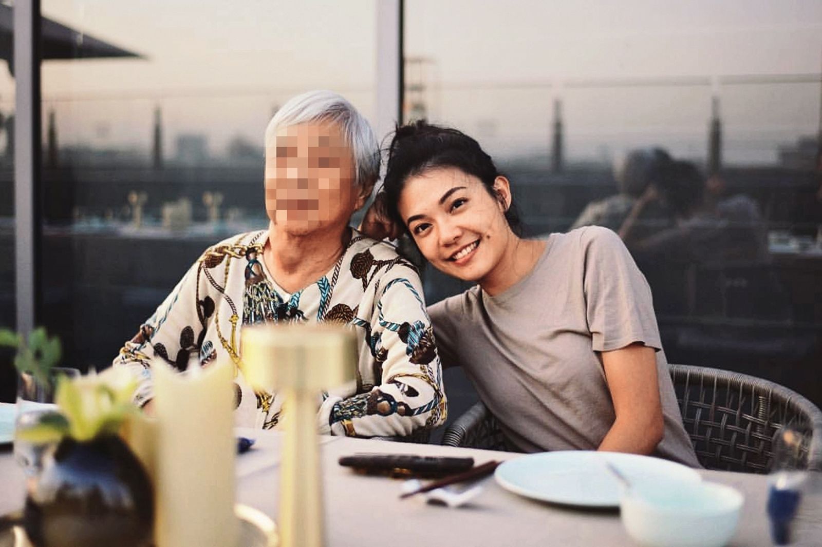 Steven的奶奶(左)傳出對孫子與陳怡叡熱戀而大怒,險些氣到住院。右為Steven的姐姐陳薇巧。(圖/翻攝自陳薇巧IG)