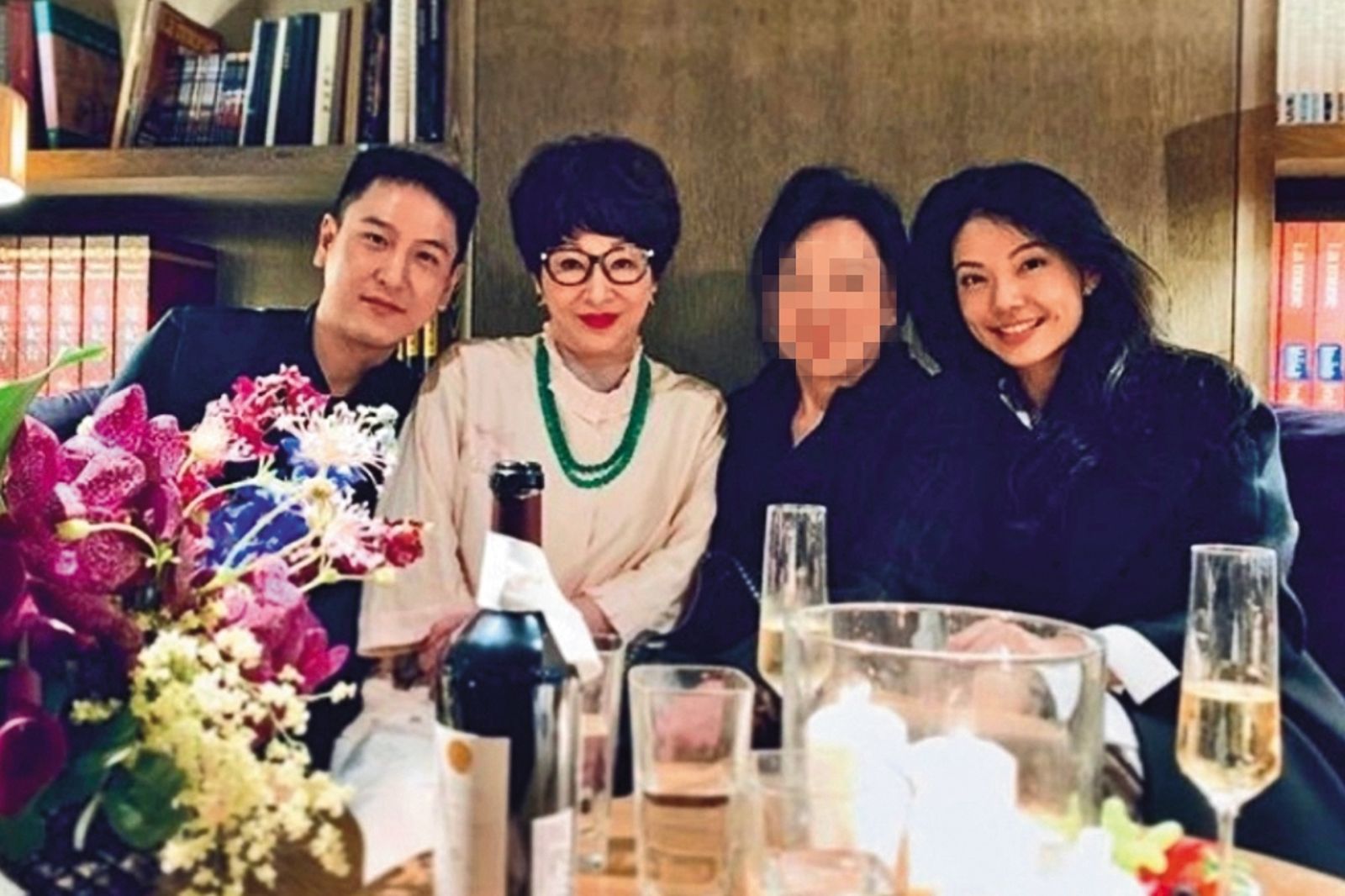 Steven的姐姐陳薇巧(右一)也很有名,個性端莊大方,曾與徐楓(左二)兒子湯珈鋮(左一)傳出結婚。(圖/翻攝自陳薇巧IG)