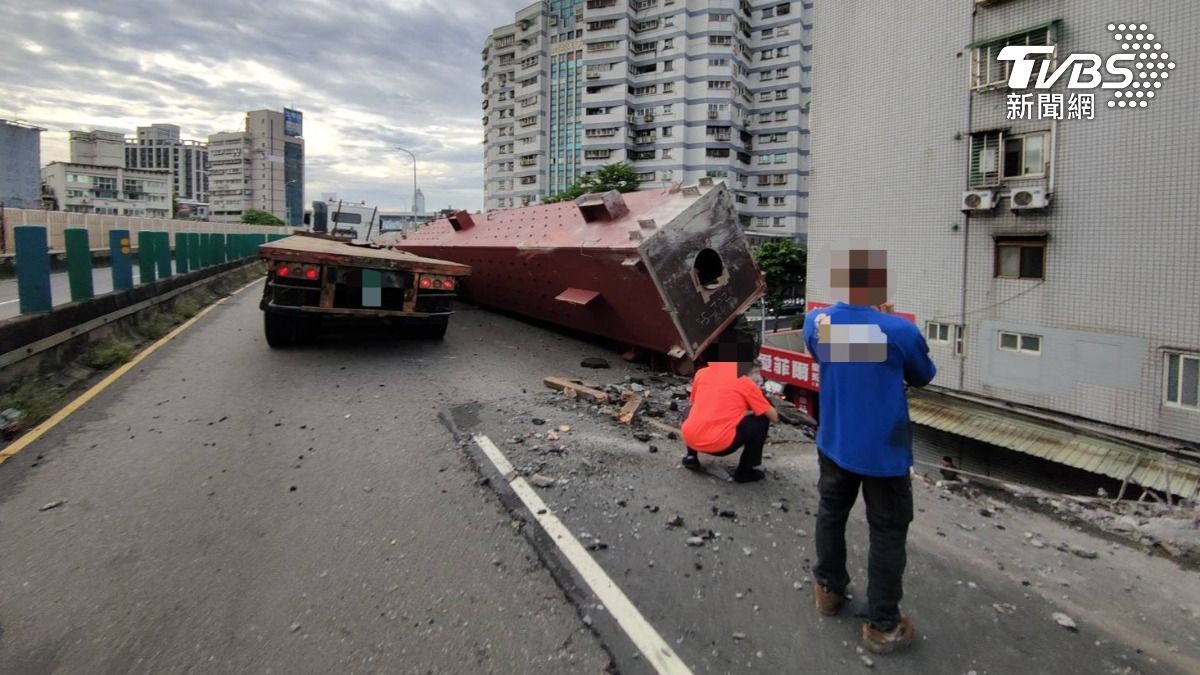 快訊/上班先改道!聯結車撞破忠孝橋護欄 鋼樑砸爛下方小客車