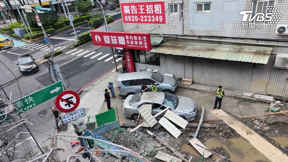 鋼材掉落,一台營業用小客車遭砸爛。(圖/TVBS)