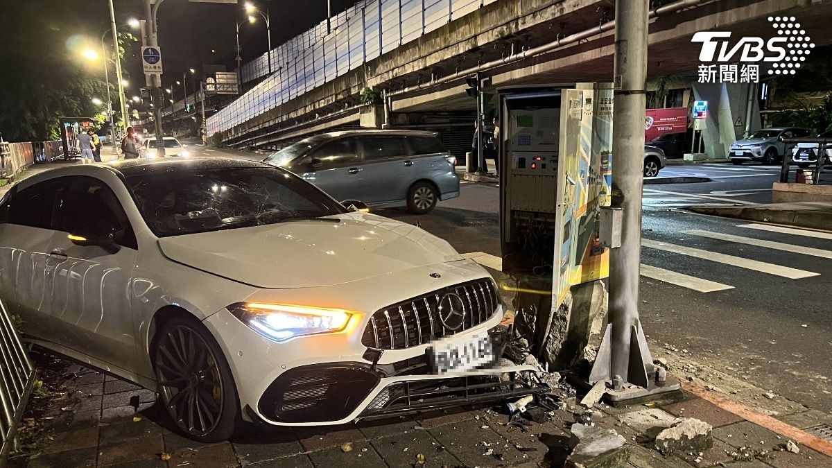 機車突從橋下竄出!北市賓士CLA閃不及失控自撞釀5傷